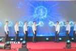 Các đại biểu bấm nút khởi động Dự án Phòng thí nghiệm phục vụ sản xuất công nghệ đóng gói tiên tiến (Fab-Lab) tại thành phố Đà Nẵng. (Ảnh: Khoa Chương/TTXVN)