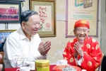 Tổng Bí thư Tô Lâm đến thăm chúc Tết nhà nghiên cứu Nguyễn Đình Tư, 106 tuổi, người có nhiều công trình nghiên cứu về sử học, văn hóa có giá trị. (Ảnh: Thống Nhất/TTXVN)