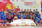 Đội Thái Sơn Bắc với Cúp vô địch Giải Futsal HDBank Cúp Quốc gia 2025. (Ảnh: Trung Tuyến/TTXVN)