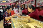 Giao dịch vàng tại cửa hàng. (Ảnh: Diệp Anh/TTXVN)