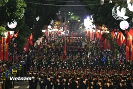Các khối diễu hành qua các tuyến phố Hà Nội. (Ảnh: Vietnam+)