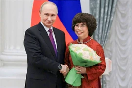 Tổng thống Liên bang Nga Vladimir Putin trực tiếp trao tặng Huân chương Hữu nghị cho Anh hùng Lao động Thái Hương. (Ảnh: PV/Vietnam+)