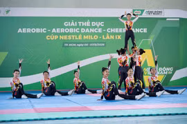Aerobic là một môn thể thao khó với nhiều động tác hình thể phức tạp, đòi hỏi các em phải kiên trì tập luyện và phối hợp tốt cùng tập thể. (Ảnh: PV/Vietnam+)