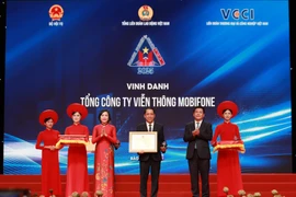 Ông Bùi Sơn Nam, Phó Tổng Giám đốc MobiFone nhận danh hiệu “Doanh nghiệp vì người lao động.” (Ảnh: PV/Vietnam+)