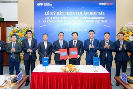 Đại diện Lãnh đạo MobiFone và ACV thực hiện ký kết và trao thỏa thuận hợp tác, mở ra giai đoạn phát triển mới về hạ tầng 5G tại các sân bay trọng điểm. (Ảnh: PV/Vietnam+)