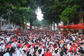 Hàng vạn người dân háo hức trước giờ xem diễu binh, diễu hành 2/9