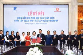 VNPT và Vingroup thực hiện nghi thức ký kết biên bản hợp tác giữa hai Tập đoàn. (Ảnh: PV/Vietnam+)