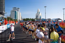 Rất đông các runner tham gia giải chạy Tiền Phong Marathon 2026. (Ảnh: PV/Vietnam+)