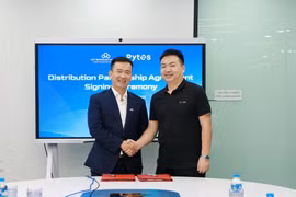 CMC Technology & Solution (CMC TS) và Pytes - doanh nghiệp công nghệ hàng đầu trong lĩnh vực lưu trữ năng lượng đã chính thức ký kết thỏa thuận hợp tác chiến lược. (Ảnh: PV/Vietnam+)