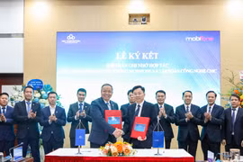 Chủ tịc MobiFone và Chủ tich CMC ký và trao biên bản ghi nhớ hợp tác. (Ảnh: PV/Vietnam+)