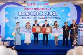 Tổ chức Kỷ lục Việt Nam (VietKings) trao chứng nhận xác lập Ngày hội thôi nôi có số lượng trẻ tham dự lớn nhất tại Việt Nam là 680 em bé tham gia cho Nestlé và Con Cưng. (Ảnh: PV/Vietnam+)