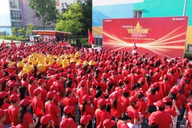 Hàng chục nghin nhân viên Samsung đã hòa nhịp "Cùng Việt Nam tiến bước." (Ảnh: PV/Vietnam+)