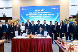 Cái "bắt tay" chiến lược của MobiFone và SeABank sẽ gia tăng trải nghiệm cho khách hàng cá nhân, doanh nghiệp và hộ kinh doanh trên phạm vi toàn quốc. (Ảnh: PV/Vietnam+)