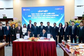 Cái "bắt tay" chiến lược của MobiFone và SeABank sẽ gia tăng trải nghiệm cho khách hàng cá nhân, doanh nghiệp và hộ kinh doanh trên phạm vi toàn quốc. (Ảnh: PV/Vietnam+)