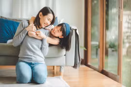 Cha mẹ nên quan tâm đến từng những chi tiết nhỏ trong quá trình chuẩn bị sữa cho con để con phát triển tốt nhất. (Ảnh minh họa)