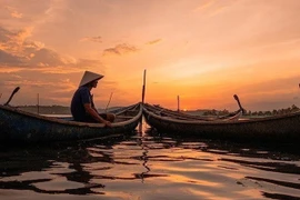 Cảm nhận hoàng hôn tuyệt đẹp trên đầm Ô Loan. (Ảnh: Khánh Hòa/TTXVN)