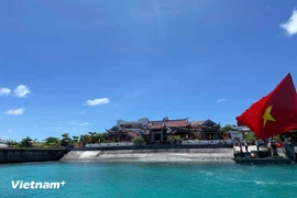 Cột mốc tâm linh giữa trùng khơi