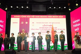 Thay mặt lãnh đạo Đảng và Nhà nước, Đại tướng Phan Văn Giang, Ủy viên Bộ Chính trị, Bộ trưởng Bộ Quốc phòng đã trao danh hiệu Anh hùng lao động cho Viettel Global. (Ảnh: PV/Vietnam+)