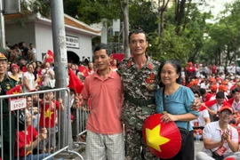 Mẹ chiến sỹ đi từ 4 giờ sáng, may mắn gặp được con trước giờ hợp luyện