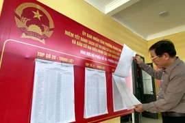 Công tác chuẩn bị cho ngày bầu cử đại biểu Quốc hội khóa XVI và đại biểu Hội đồng Nhân dân các cấp nhiệm kỳ 2026-2031 của phường Hoàng Mai, thành phố Hà Nội đã diễn ra khẩn trương và chu đáo. Trong ảnh, ông Phạm Ngọc Quế, Tổ trưởng Tổ dân phố 21 (phường Hoàng Mai) đang kiểm tra lại danh sách niêm yết cử tri tại Khu vực bỏ phiếu số 10. (Ảnh: PV/Vietnam+)