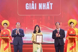 Nhà báo Phạm Mai, Báo Điện tử VietnamPlus nhận giải Nhất. (Ảnh: Thanh Tùng/TTXVN)