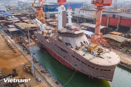 Sự phát triển của công nghiệp đóng tàu còn tạo tiền đề cho hình thành các trung tâm logistics và công nghiệp hàng hải quy mô lớn. (Ảnh: Việt Hùng/Vietnam+)