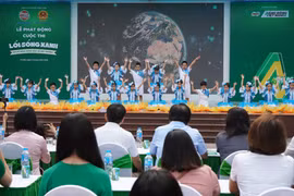 Lễ phát động cuộc thi “Lối sống xanh - Đại sứ năng động bảo vệ môi trường” diễn ra sáng 11_5 tại Trường Tiểu học Phương Mai, Hà Nội. (Ảnh: PV/Vietnam+)