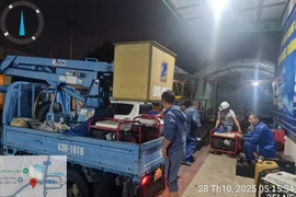 Người VNPT không quản gian khó để giữ mạch thông tin trong lũ dữ miền Trung. (Ảnh: PV/Vietnam+)