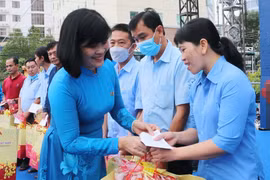 Trao quà Tết cho đoàn viên, người lao động có hoàn cảnh khó khăn dịp Tết Nguyên đán. (Ảnh: Công Mạo/TTXVN)