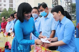 Trao quà Tết cho đoàn viên, người lao động có hoàn cảnh khó khăn dịp Tết Nguyên đán. (Ảnh: Công Mạo/TTXVN)