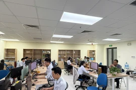 Không khí làm việc tại VNPT Hải Phòng đêm 30/6. (Ảnh: T.Q/Vietnam+)