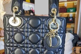 Các doanh nghiệp sản xuất "chân chính" cho biết không dễ dàng cạnh tranh trên "sân nhà" trước sự lấn át của hàng giả, hàng nhái, hàng không rõ nguồn gốc xuất xứ đang được bán công khai. (Ảnh: Vietnam+)