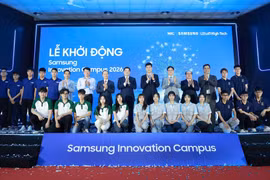 Các đại biểu và đại diện sinh viên chụp ảnh kỷ niệm tại Lễ khởi động Samsung Innovation Campus 2026. (Ảnh: PV/Vietnam+)