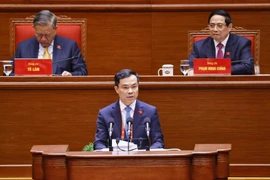 Đồng chí Nguyễn Mạnh Hùng, Phó Giám đốc Học viện Chính trị quốc gia Hồ Chí Minh, trình bày tham luận “Hoàn thiện lý luận về đường lối đổi mới của Đảng trong kỷ nguyên vươn mình của dân tộc.” Ảnh: TTXVN