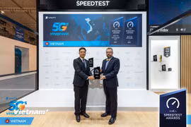 Ông Nguyễn Nam Long, Phó Tổng Giám đốc Tập đoàn VNPT, đón nhận giải thưởng tại Mobile World Congress 2026. (Ảnh: CTV/Vietnam+)