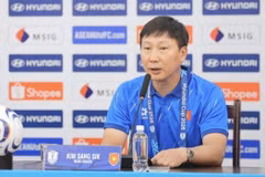 Huấn luyện viên Kim Sang-sik quyết tâm nối dài mạch bất bại trước Singapore. (Ảnh: TTXVN)
