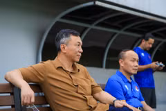 Chủ tịch Liên đoàn Bóng đá Việt Nam Trần Quốc Tuấn động viên đội tuyển Việt Nam trước trận đấu với Singapore. (Ảnh: VFF)