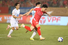 Đình Bắc (áo đỏ) lập cú đúp giúp Công an Hà Nội giành chiến thắng 3-2 trước Thép Xanh Nam Định. (Ảnh: VPF)