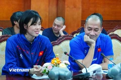 Huấn luyện viên trưởng Nguyễn Tuấn Kiệt (phải) và chủ công Thanh Thuý của Đội tuyển Bóng chuyền Nữ Việt Nam tại họp báo công bố Giải AVC Nations Cup năm 2025. (Ảnh: Việt Anh/Vietnam+)