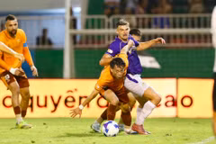 Nhận thất bại 1-3 trước Hoàng Anh Gia Lai (áo cam), Hà Nội FC đánh mất quyền tự quyết trong cuộc đua giành huy chương ở V-League 2025/26. (Ảnh: haglfc)