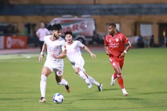 Thể Công-Viettel (áo trắng) và Công an Hà Nội chia điểm ở trận mở màn V-League 2025/26. (Ảnh: Hoàng Tùng)