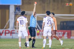 Vũ Đình Hai (số 21) nhận thẻ đỏ khiến Hà Nội FC nhận thất bại 0-1 trước Hoàng Anh Gia Lai ngay tại Hàng Đẫy. (Ảnh: HAGL)