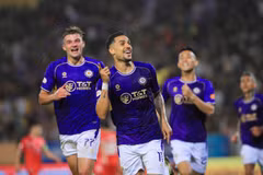 Tiền đạo Hoàng Hên (giữa) được kỳ vọng tiếp tục nối dài chuỗi phong độ ấn tượng trong màu áo Hà Nội FC. (Ảnh: VPF)