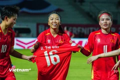 Huỳnh Như (giữa) tỏa sáng với đường chuyền "dọn cỗ" giúp Đội tuyển Nữ Việt Nam giành chiến thắng 1-0 trước Đội tuyển Nữ Thái Lan. (Ảnh: Việt Anh/Vietnam+)