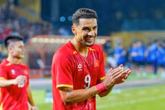 Tiền đạo nhập tịch Đỗ Hoàng Hên hướng đến bàn thắng đầu tiên trong màu áo đội tuyển Việt Nam. (Ảnh: Việt Anh/Vietnam+)