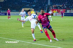 V-League 2025/26 hấp dẫn ngay ở vòng 1 với cuộc đọ sức giữa Công an Hà Nội (áo đỏ) và Thể Công-Viettel. (Ảnh: Việt Anh/Vietnam+)