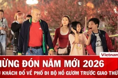 Không khí rộn ràng tại Phố đi bộ Hồ Gươm trước thời khắc đón Giao thừa 