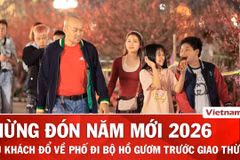 Không khí rộn ràng tại Phố đi bộ Hồ Gươm trước thời khắc đón Giao thừa 