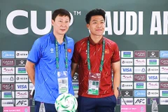 Huấn luyện viên trưởng đội tuyển U23 Việt Nam Kim Sang-sik (trái) và trung vệ Phạm Lý Đức tham dự buổi họp báo. (Ảnh: VFF)