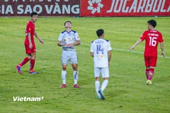 Hà Nội FC (áo trắng) ngậm ngùi nhận vị trí Á quân V-League mùa giải 2024-2025. (Ảnh: Việt Anh/Vietnam+)
